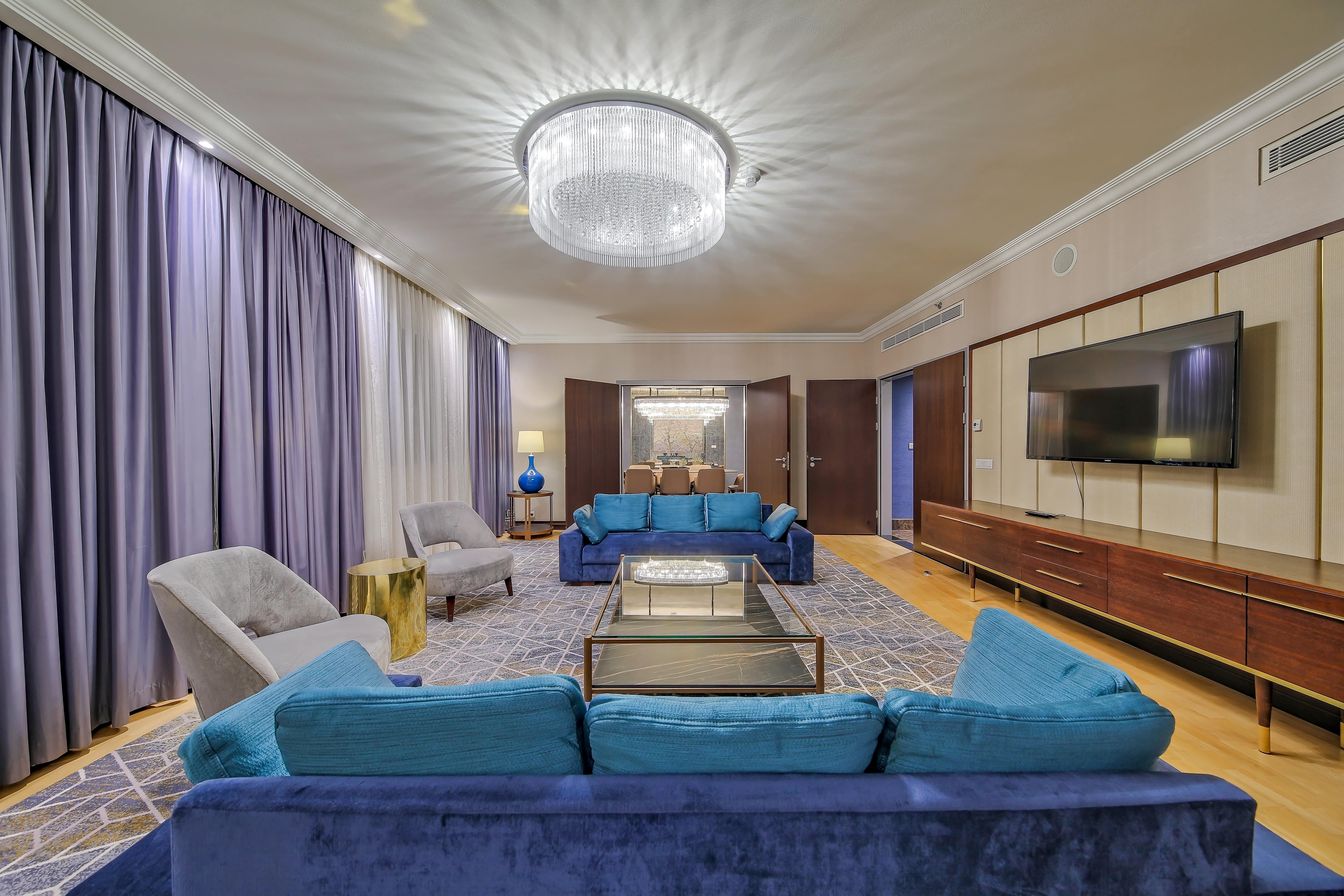 Hotel Intercontinental Warszawa By Ihg Exterior foto The living room of the suite