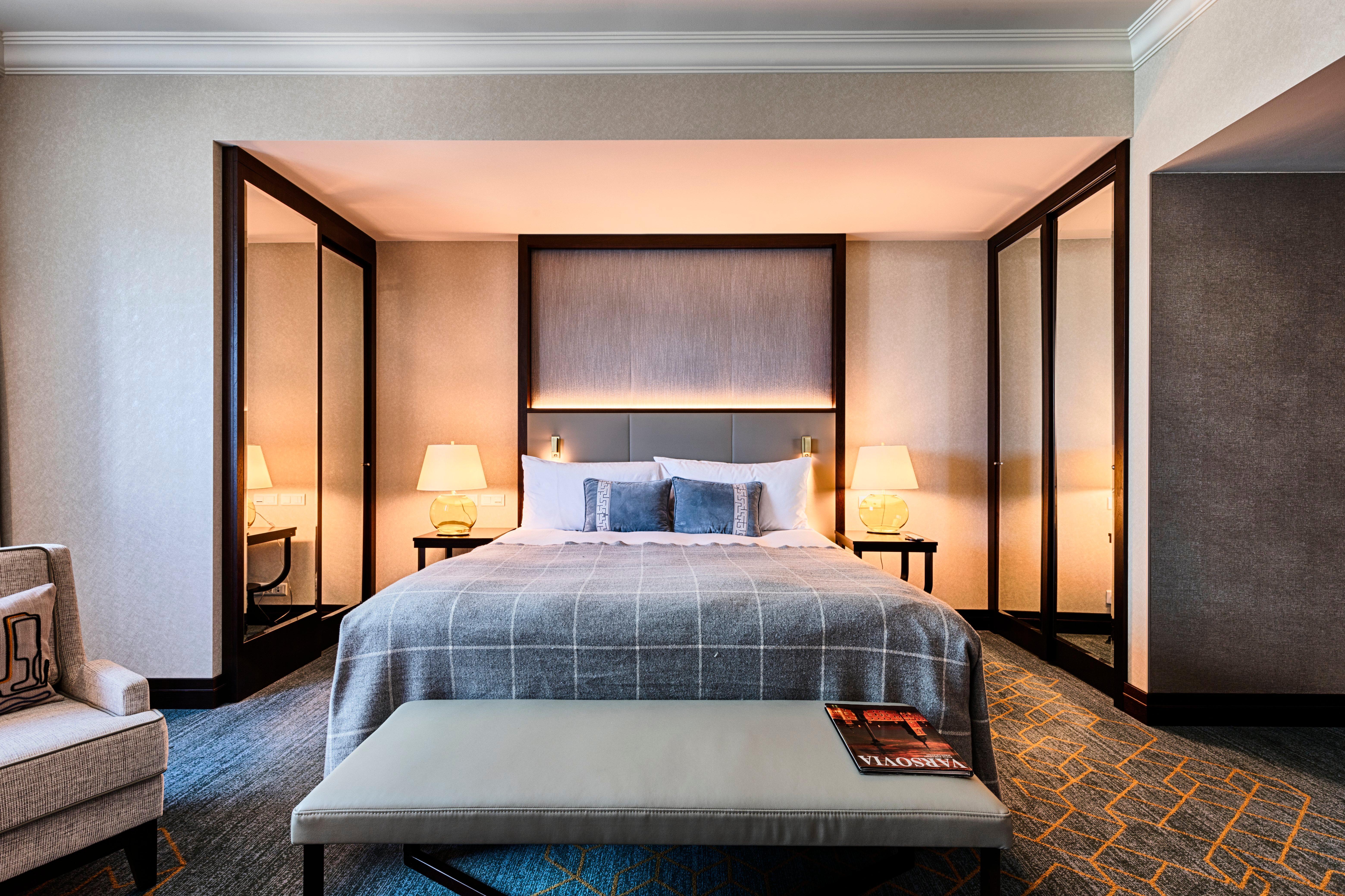 Hotel Intercontinental Warszawa By Ihg Exterior foto A guest room at the Mandarin Oriental, Hong Kong
