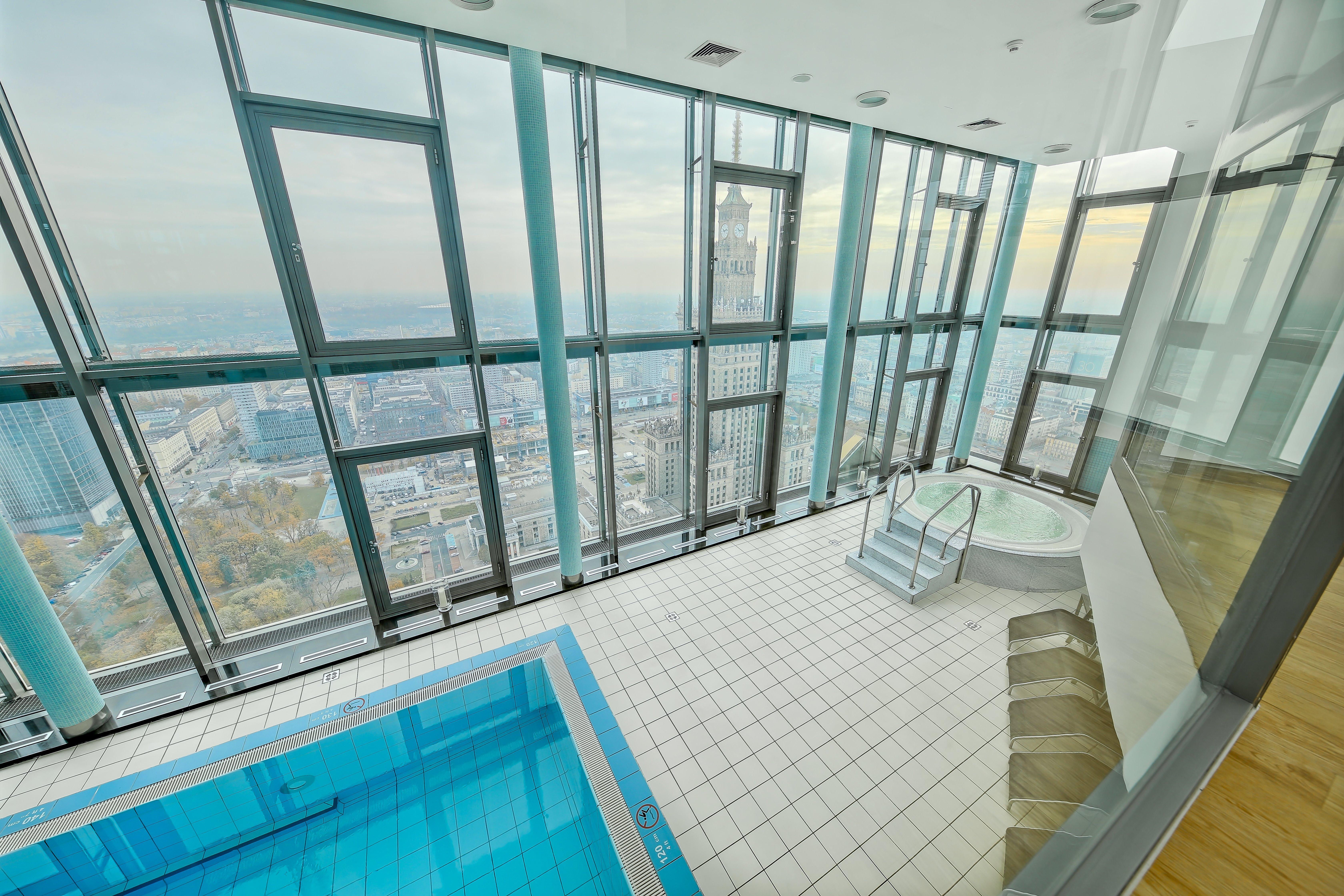 Hotel Intercontinental Warszawa By Ihg Exterior foto The pool at the observation deck