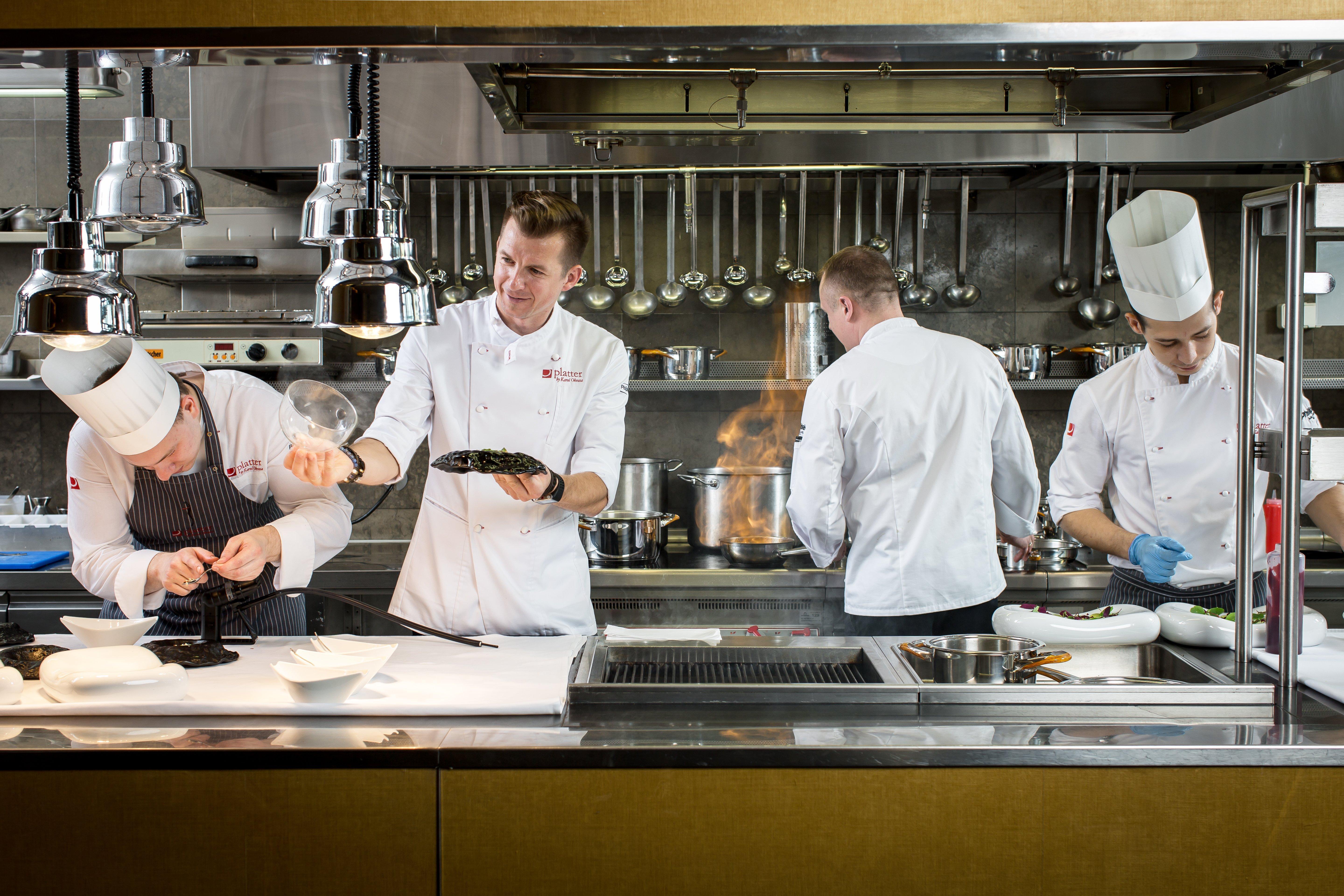 Hotel Intercontinental Warszawa By Ihg Exterior foto The kitchen at the restaurant