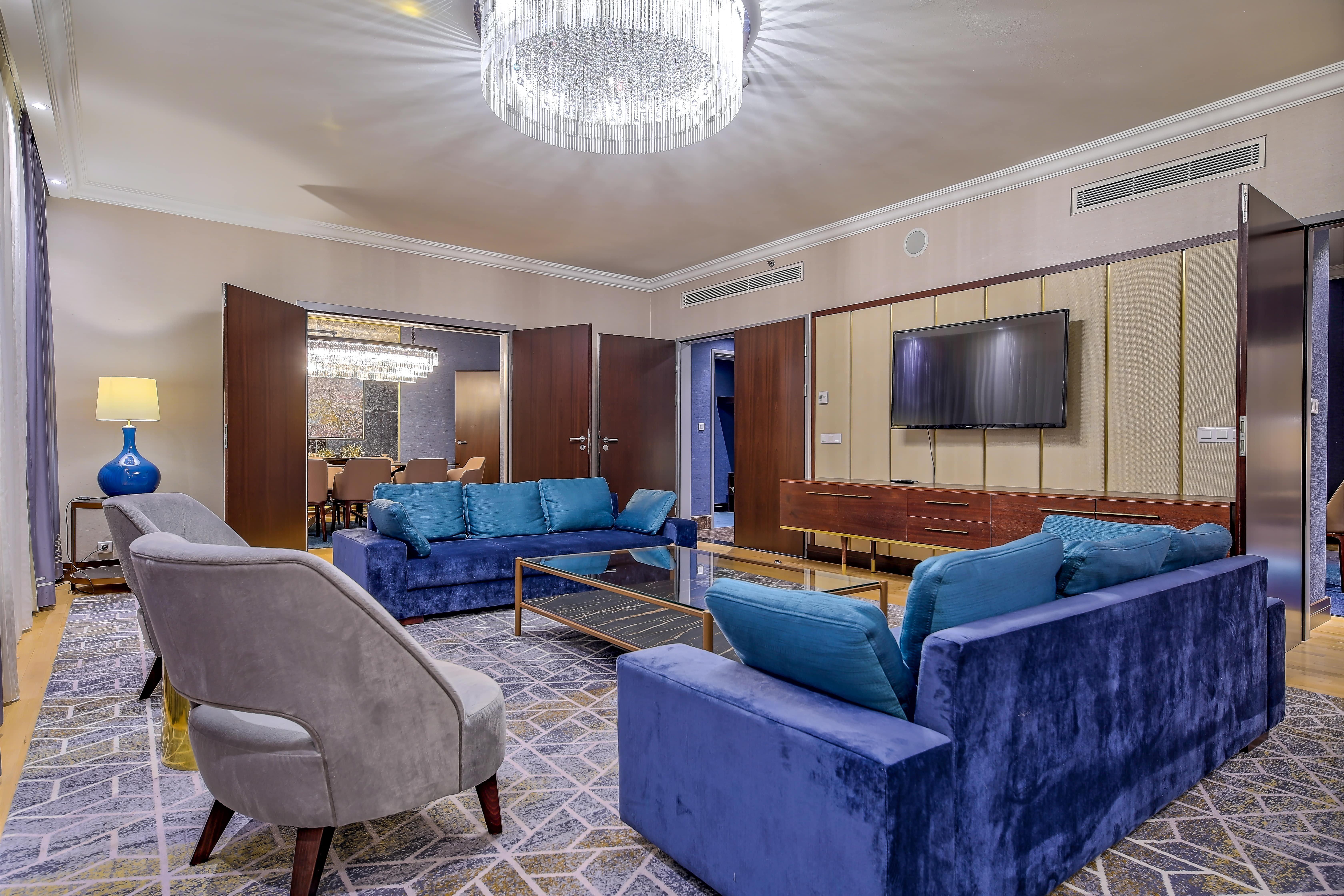 Hotel Intercontinental Warszawa By Ihg Exterior foto A living room in a suite at the hotel