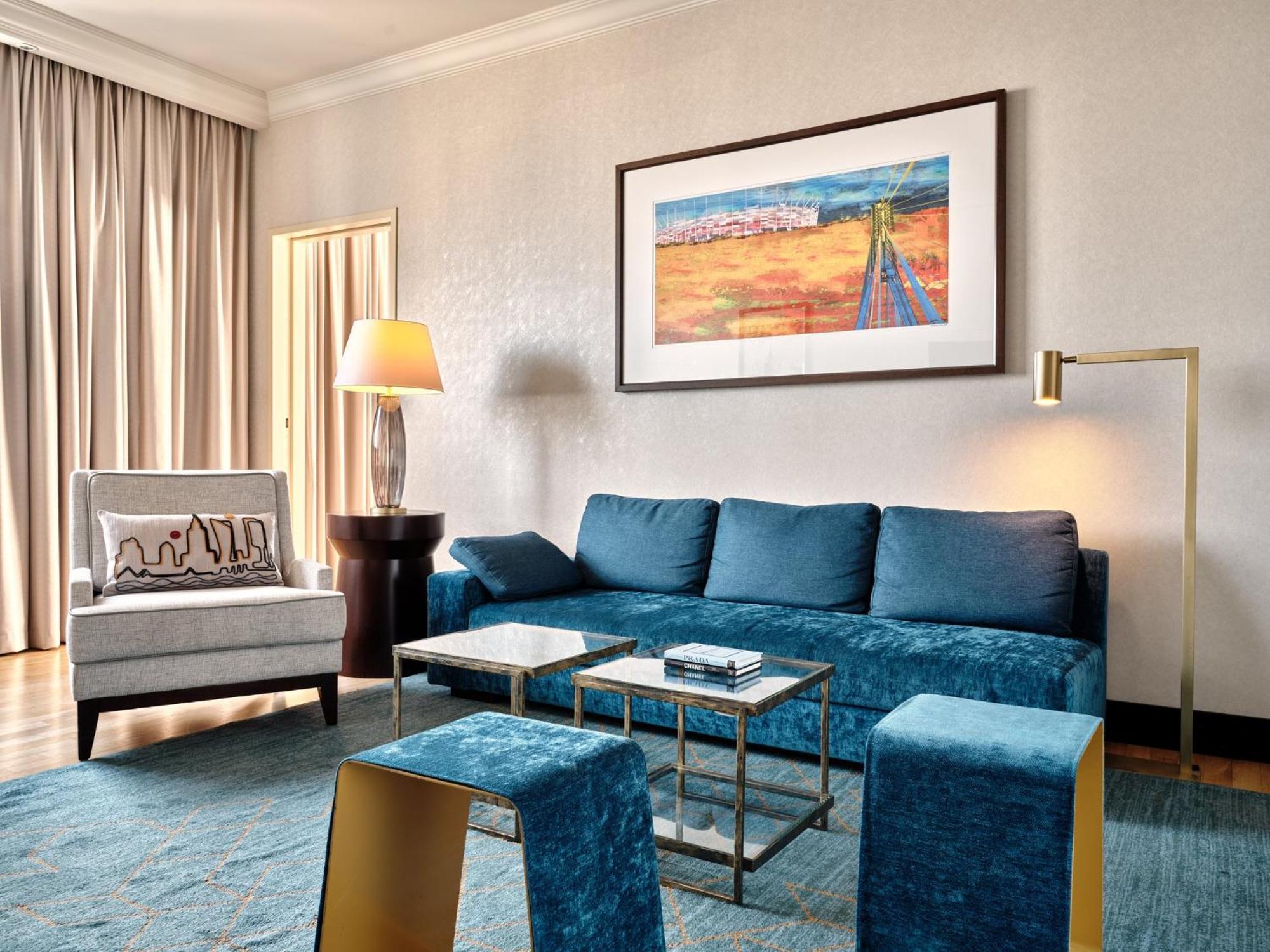 Hotel Intercontinental Warszawa By Ihg Exterior foto A living room in a suite at the Ritz-Carlton, Riyadh